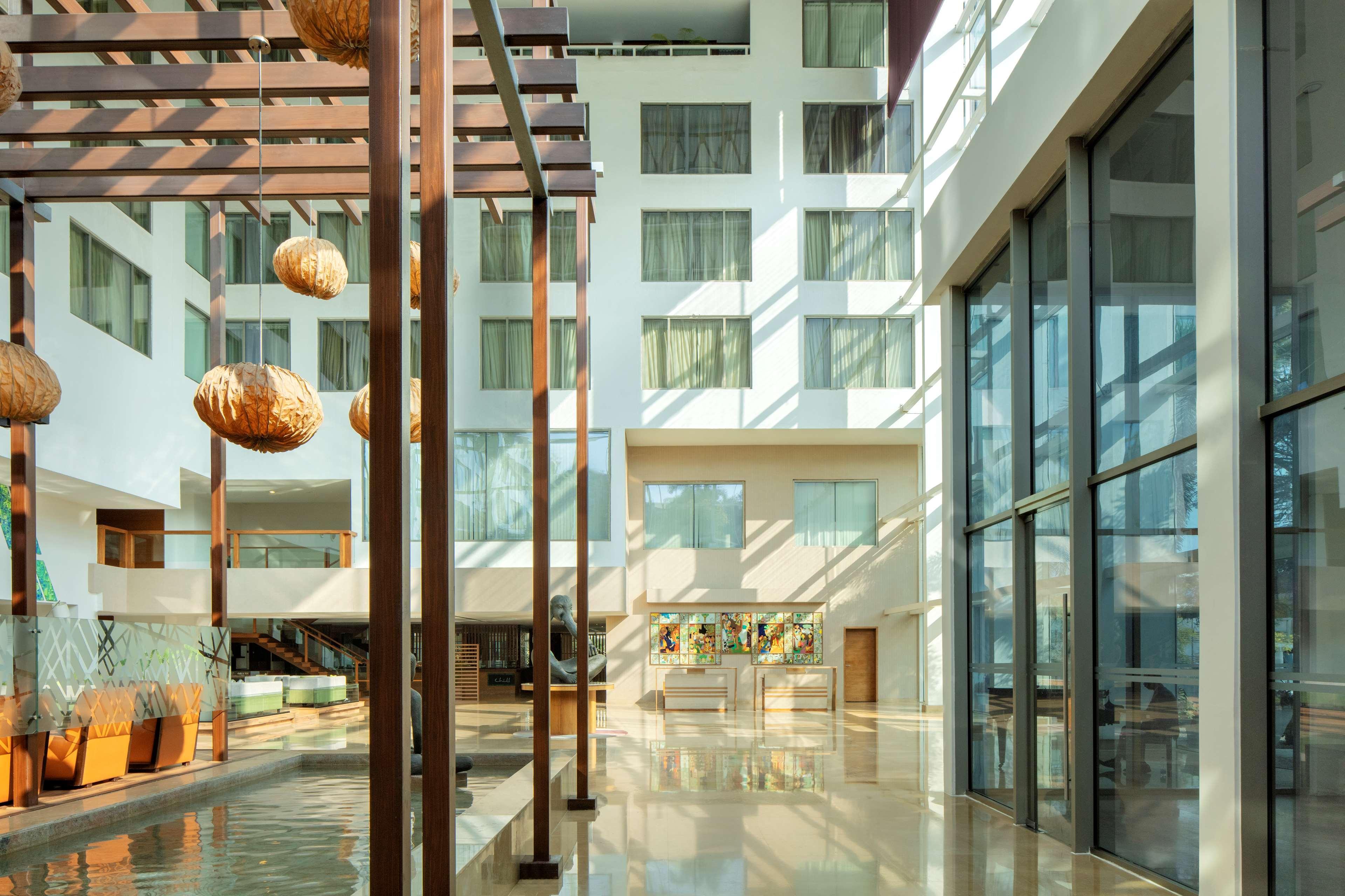 Radisson Blu Plaza Hotel Hyderabad Banjara Hills Экстерьер фото Interior of the hotel