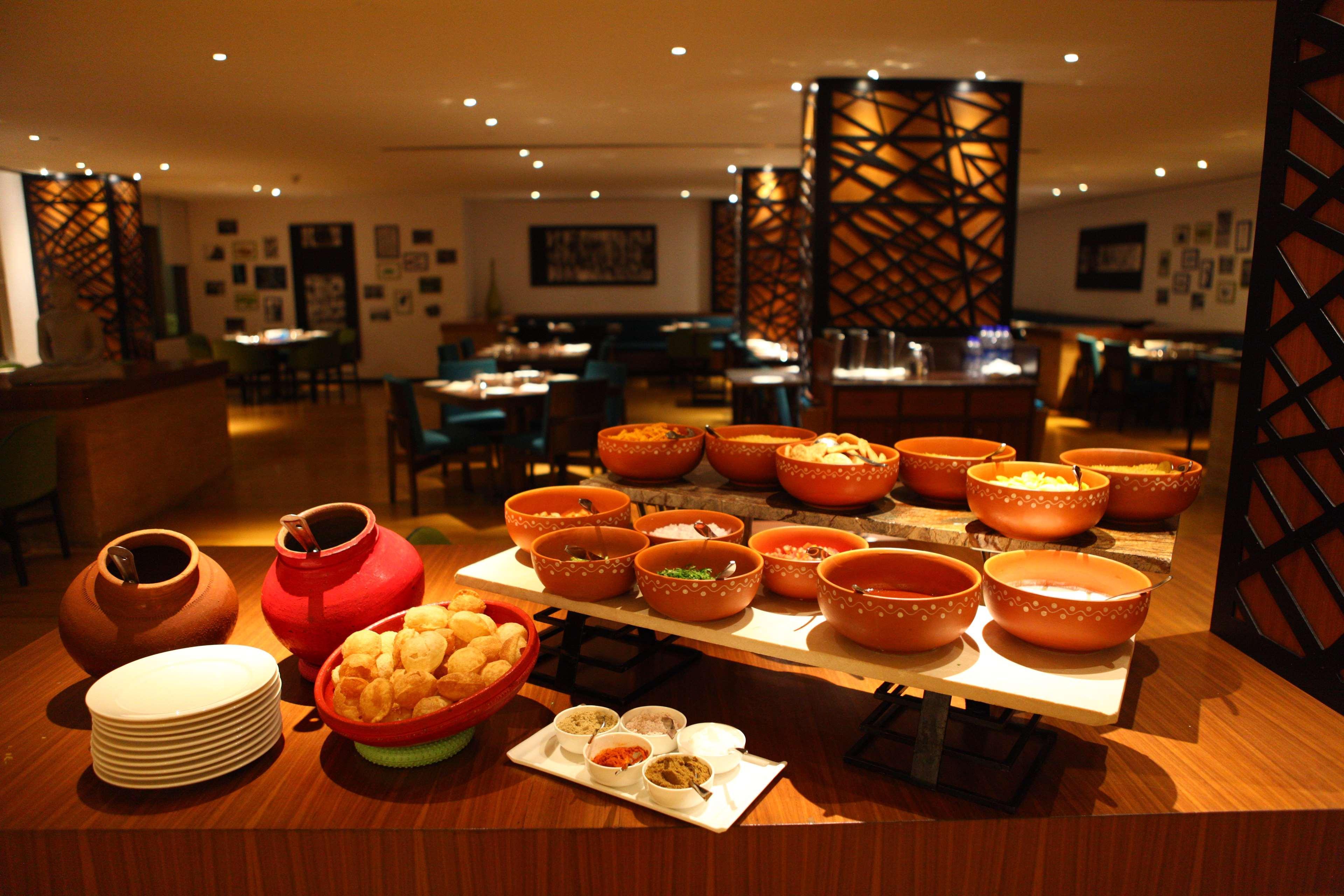 Radisson Blu Plaza Hotel Hyderabad Banjara Hills Экстерьер фото A buffet at a hotel