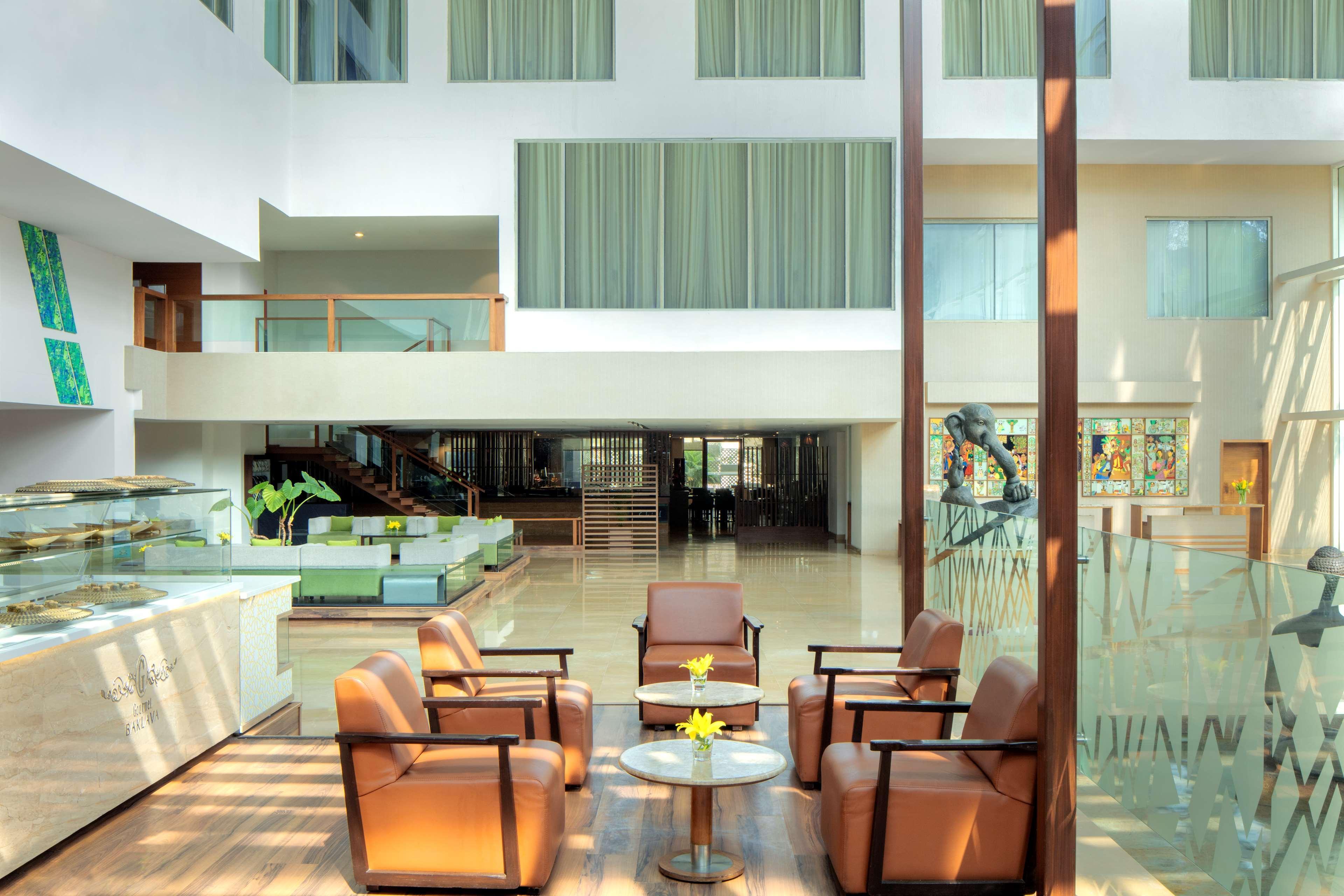 Radisson Blu Plaza Hotel Hyderabad Banjara Hills Экстерьер фото Lobby