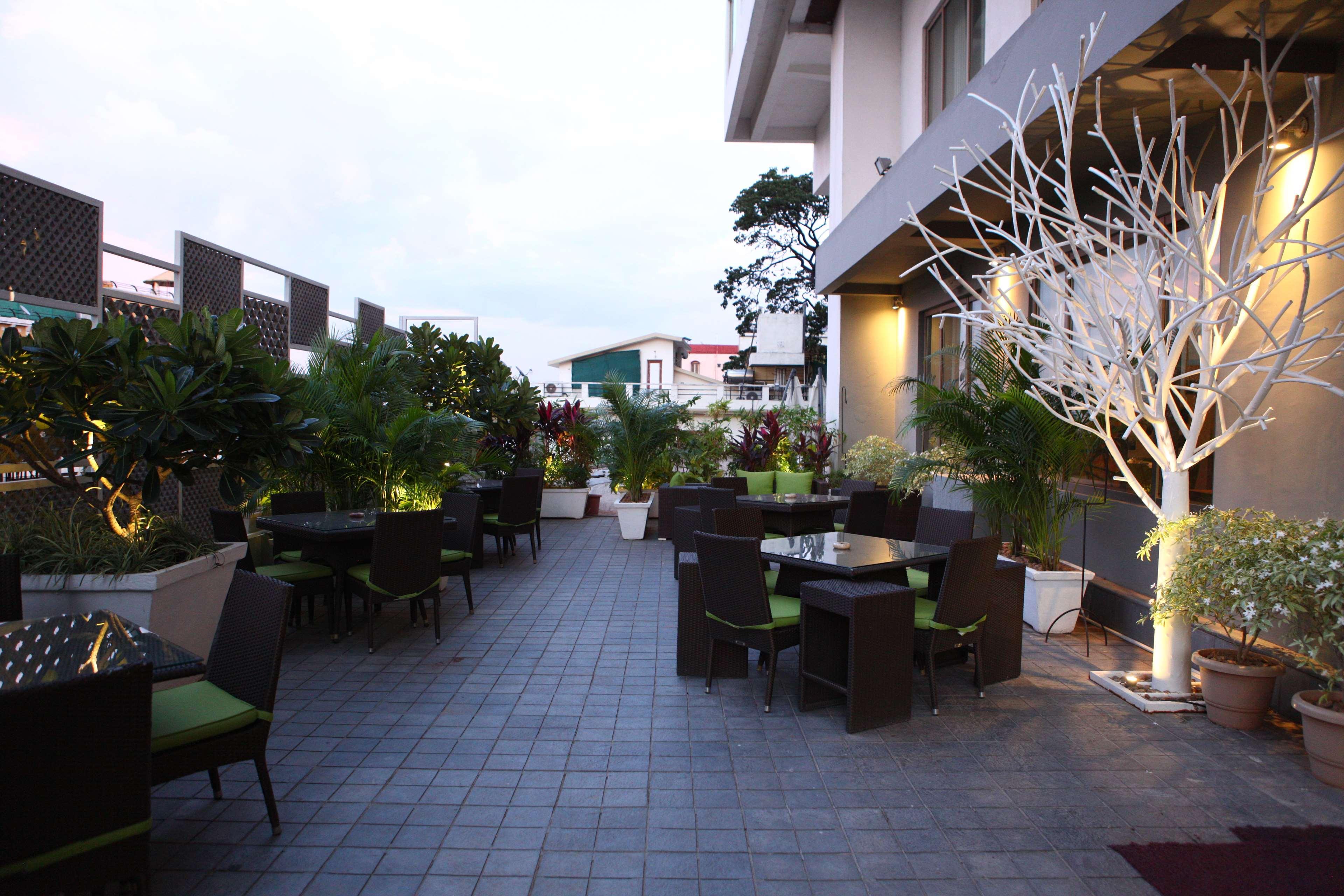 Radisson Blu Plaza Hotel Hyderabad Banjara Hills Экстерьер фото The Terrace at the Park