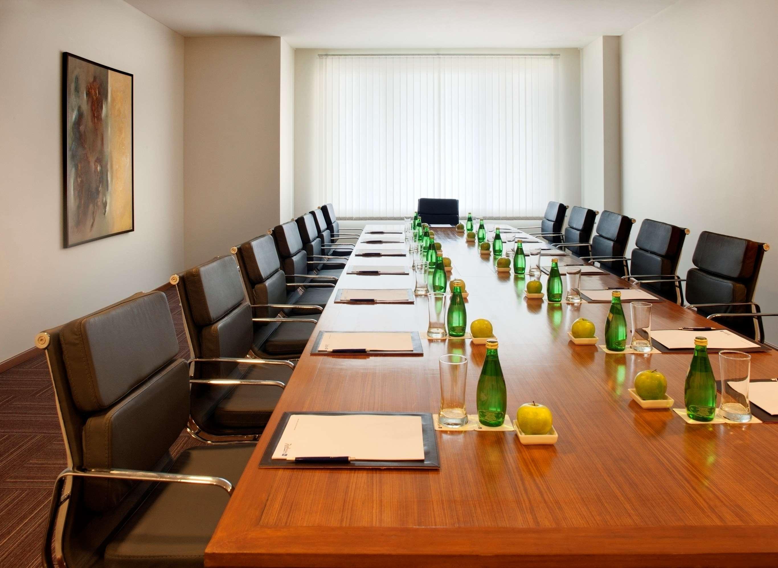 Radisson Blu Plaza Hotel Hyderabad Banjara Hills Бизнес фото A boardroom