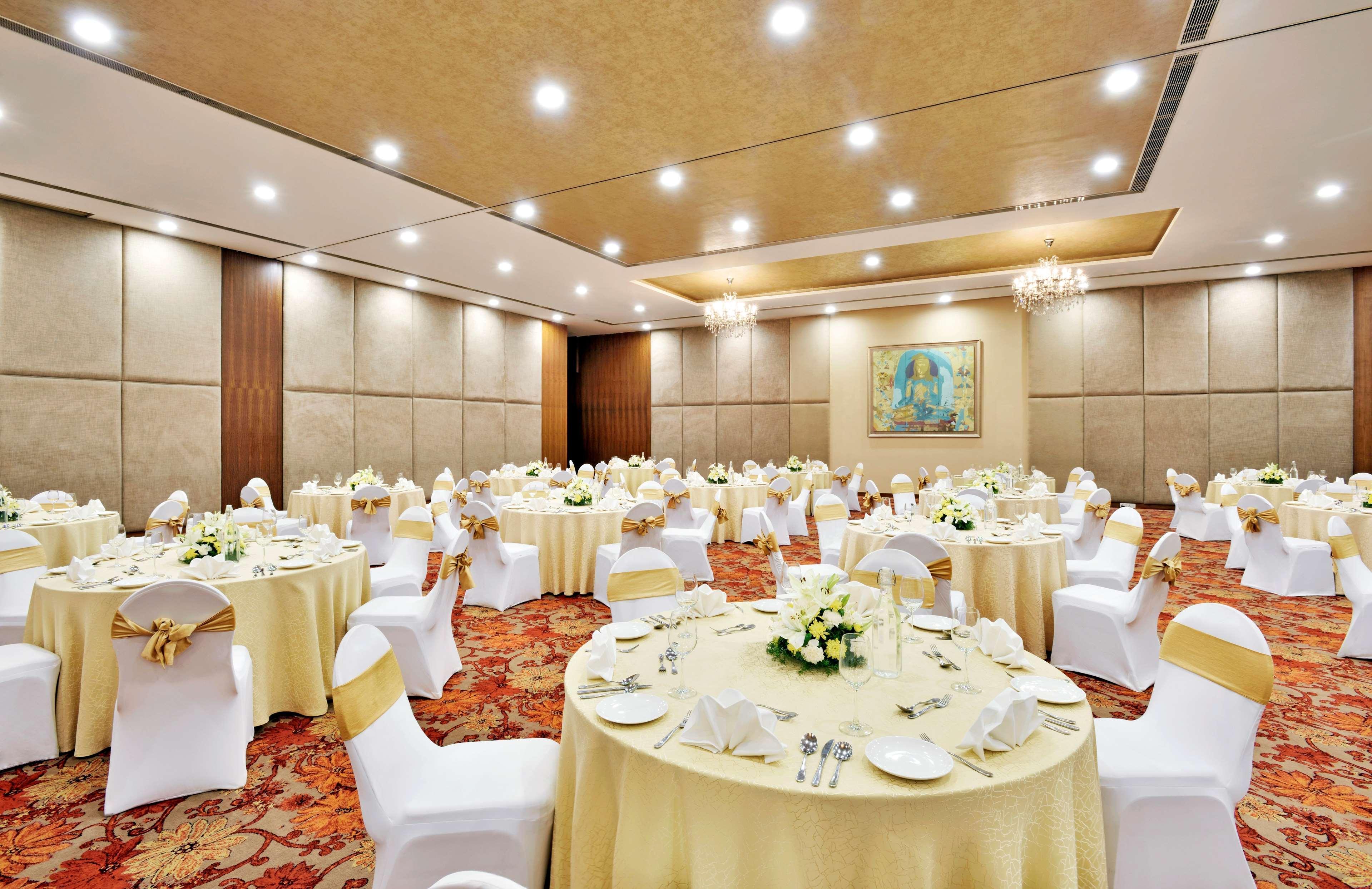 Radisson Blu Plaza Hotel Hyderabad Banjara Hills Экстерьер фото The Grand Ballroom