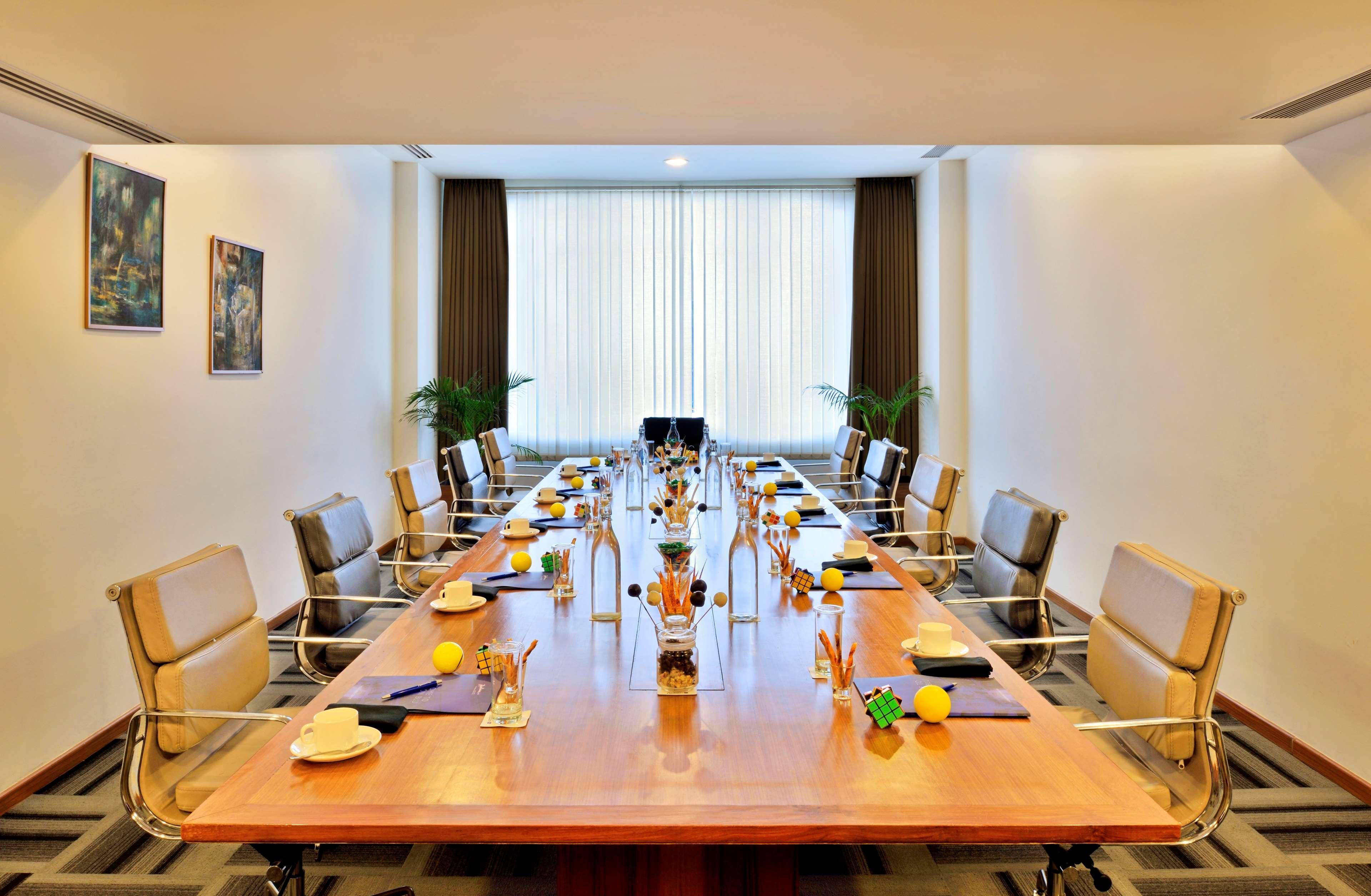 Radisson Blu Plaza Hotel Hyderabad Banjara Hills Экстерьер фото Meeting room