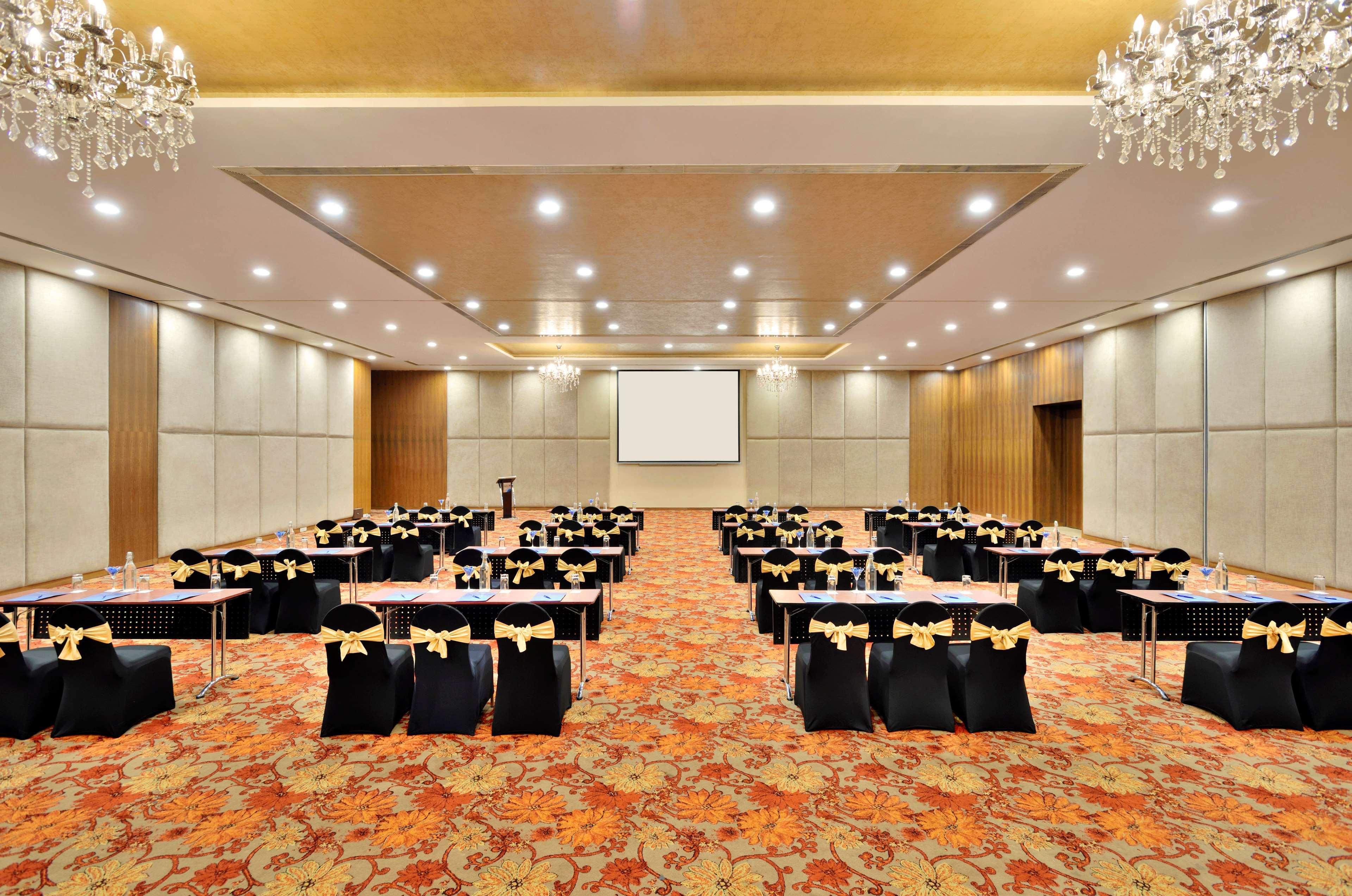 Radisson Blu Plaza Hotel Hyderabad Banjara Hills Экстерьер фото The Royal Hall