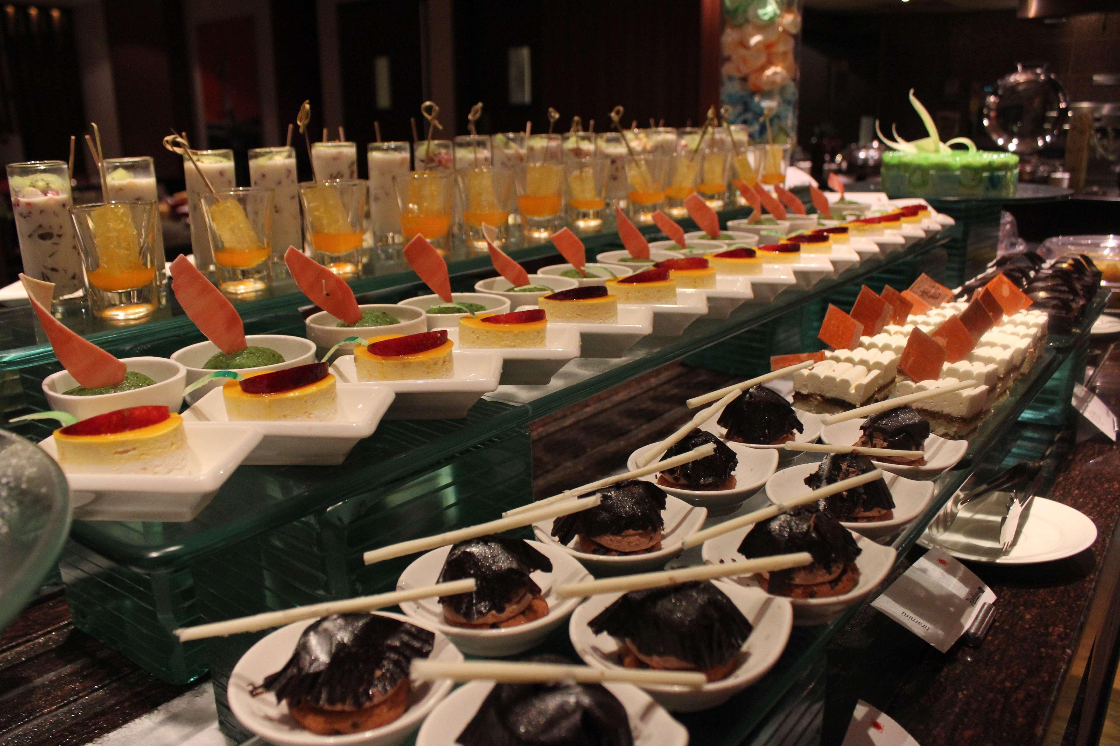 Radisson Blu Plaza Hotel Hyderabad Banjara Hills Экстерьер фото A dessert buffet