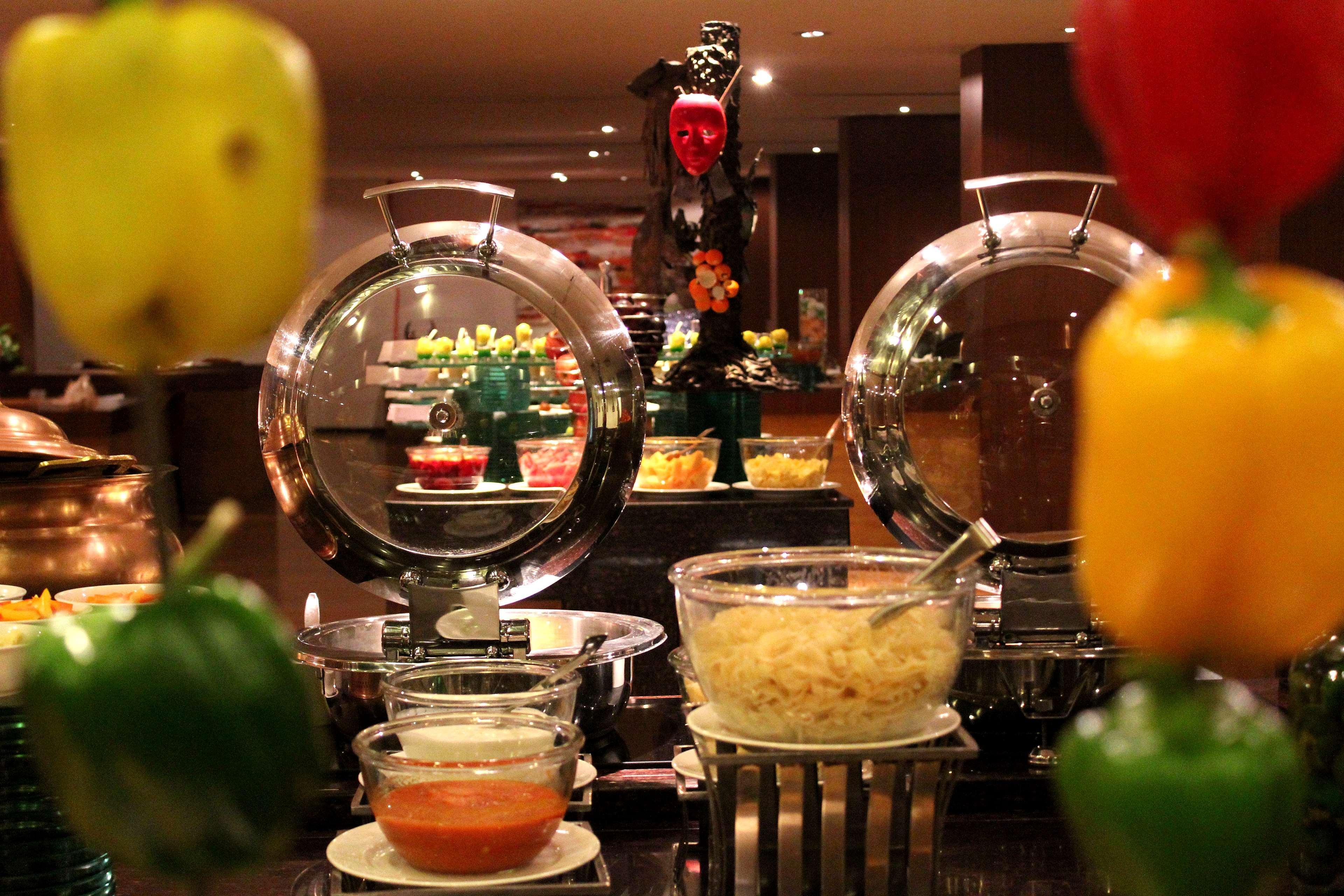 Radisson Blu Plaza Hotel Hyderabad Banjara Hills Экстерьер фото A buffet at a hotel