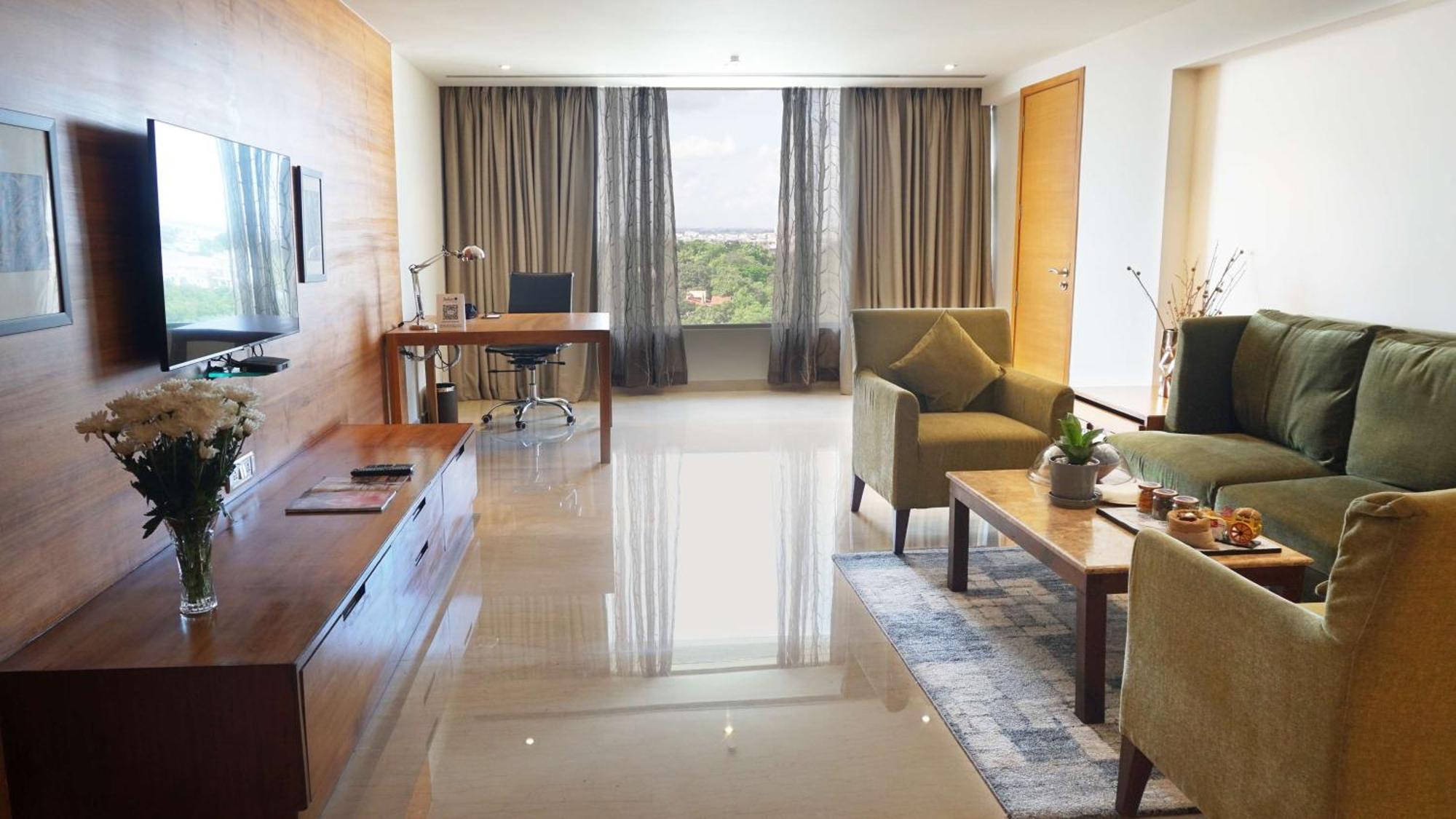 Radisson Blu Plaza Hotel Hyderabad Banjara Hills Экстерьер фото A typical suite at the hotel
